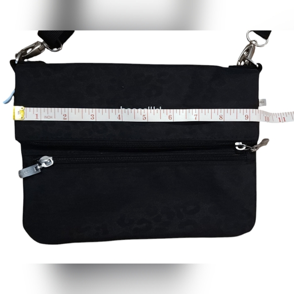 Baggallini Flip Zip Crossbody Black Cheetah Emboss - Picture 4 of 11